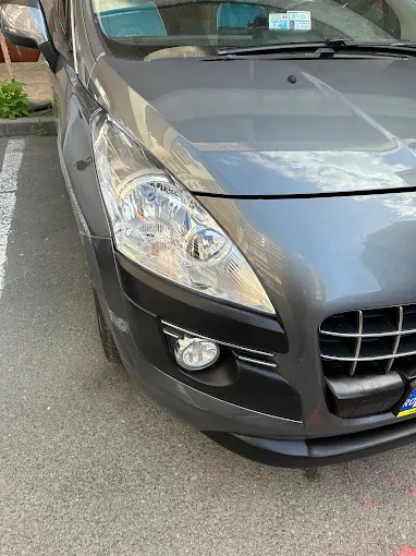 Far cu lentila clară pe o mașină gri, vedere laterală