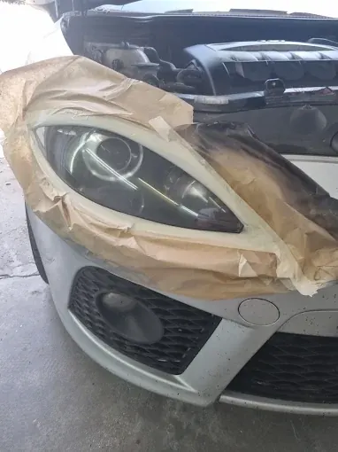 Far mascat cu hârtie în timpul lucrării, pe o mașină argintie