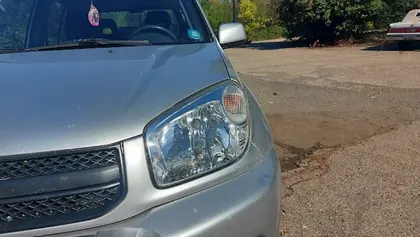 Far cu lentila transparentă pe un SUV argintiu