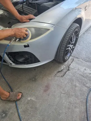 Far lustruit cu mașina de polish, în timpul lucrării