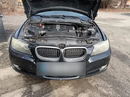 BMW negru cu capota deschisă și farurile îngălbenite, înainte de lucrare