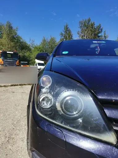 Far cu proiector pe o mașină albastru închis